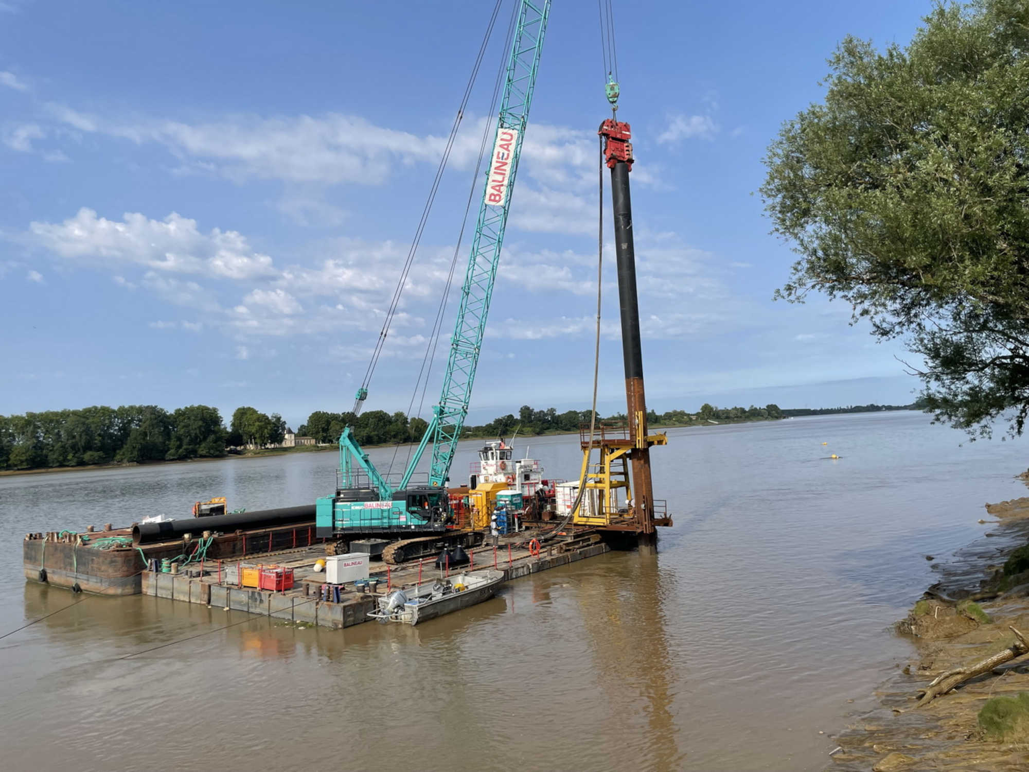 Péniche du Mascaret Vibrofonçage des pieux guides